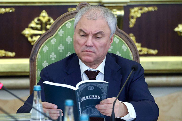 «Володин — плоть от плоти парламентаризма. Он начинал как депутат, вся его публичная деятельность сопряжена с работой Госдумы. Если Володин останется, это будет консервативный сценарий»