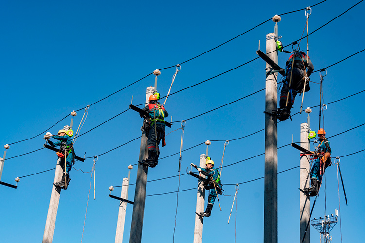 «Самые востребованные специалисты &mdash; электромонтажники, для них опубликовано больше всего вакансий с предлагаемой оплатой в среднем 97,1 тысячи рублей в месяц»