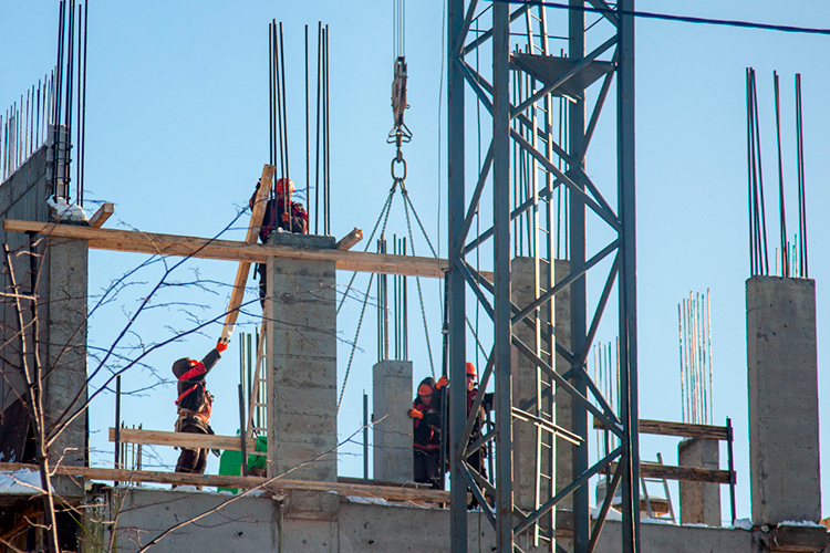 «Электромонтажники на стройке, я думаю, зарабатывают, наверное, плюс-минус 120–130 тысяч. Это те люди, которые прямо на стройке трудятся. На улице, на стройке с перфоратором, со штроборезом»