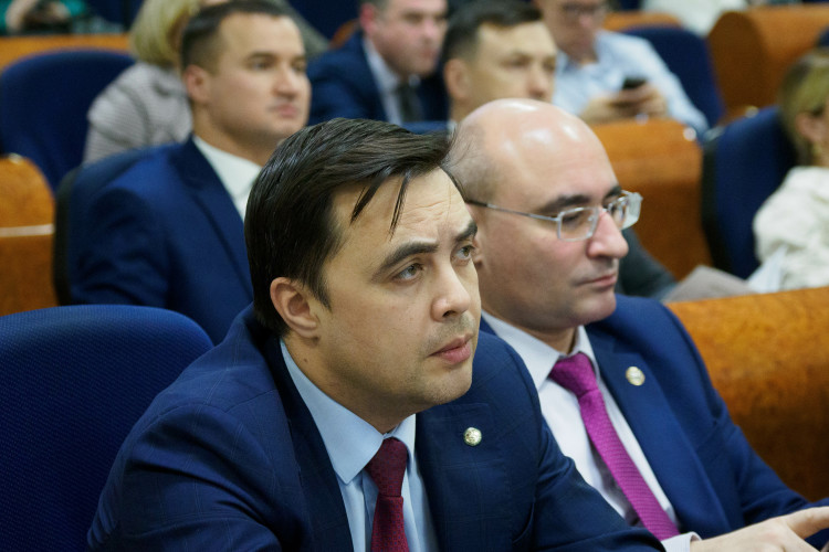 Председатель госкомитета РТ по тарифам Ренат Гайнутдинов обратил внимание на то, что существует категория людей, которые «умудряются» подключаться к сетям «путем незаконных врезок»