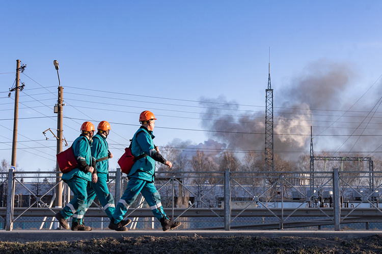 При ликвидации последствий разгерметизации произошло воспламенение газовой смеси с последующим взрывом на производстве синтетического каучука, сообщили в компании
