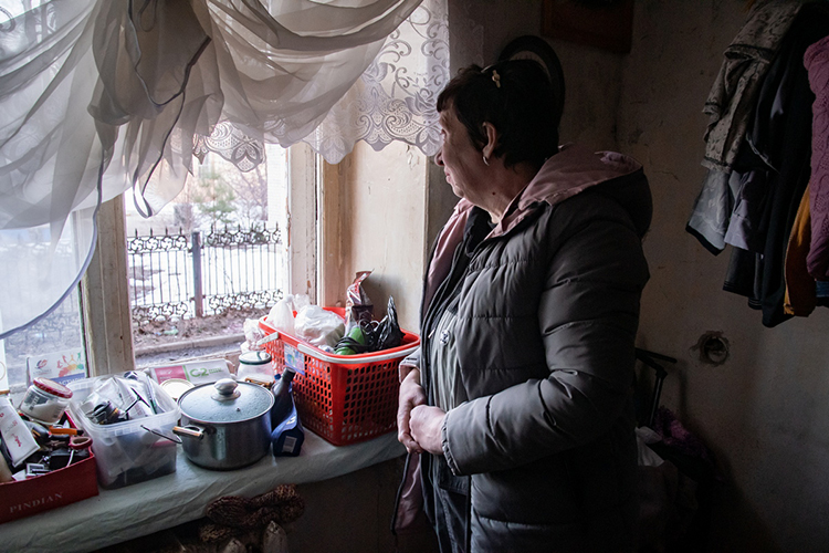 Женщина рассказала нашему корреспонденту, что ее не было дома, а когда пришла, увидела, что окно разбито. Теперь ей приходится ходить дома в куртке