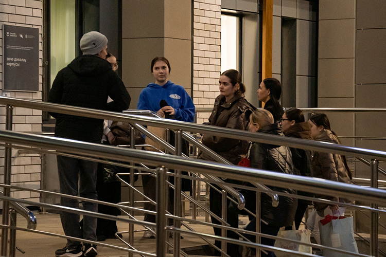 Все были задействованы в помощи пострадавшим. Некоторые женщины плакали &mdash; не могли найти своих сыновей, которые утром ушли на работу, а после взрыва не вышли на связь