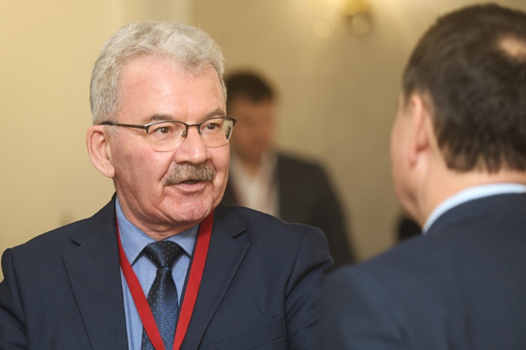 «Да вы что, я ухожу, оказывается? Все вопросы к пресс-службе», &mdash; заявил Фахрутдинов в телефонном разговоре с корреспондентом «БИЗНЕС Online»