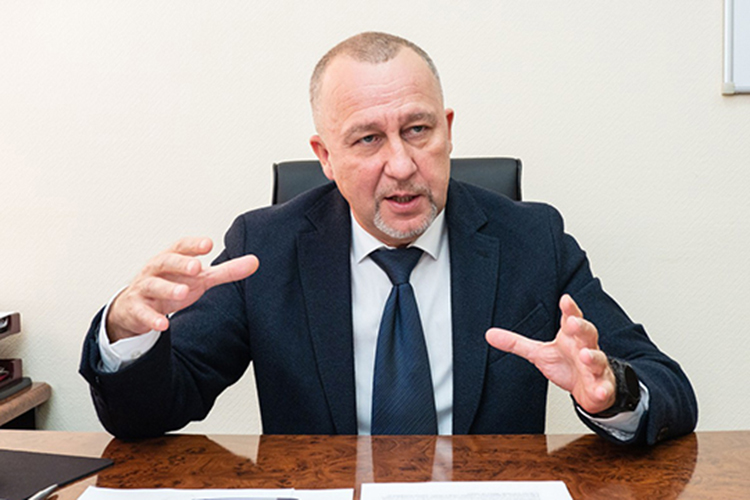 Айрат Каюмов, до этого 19 лет работавший директором ООО «Лизинговая компания малого бизнеса Республики Татарстан»