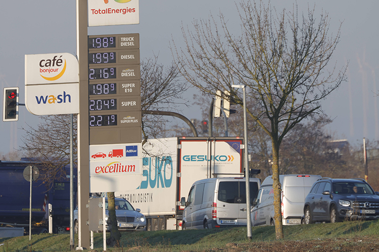 На рынке топлива наблюдается резкий скачок цен. В Израиле бензин за день подорожал почти на 15% до 8 шекелей или 203,5 рубля за литр