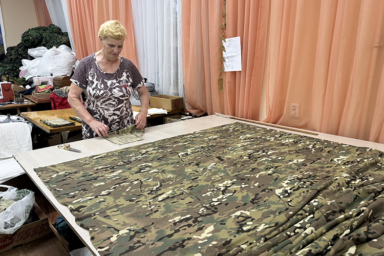 Целые отряды добровольцев открыли швейные цеха, к примеру «Чистополь &mdash; фронту», где придумали ноу-хау &mdash; противодронные одежды. Их не видно в тепловизор, и боец может очень долго быть невидимым для вражеских квадрокоптеров