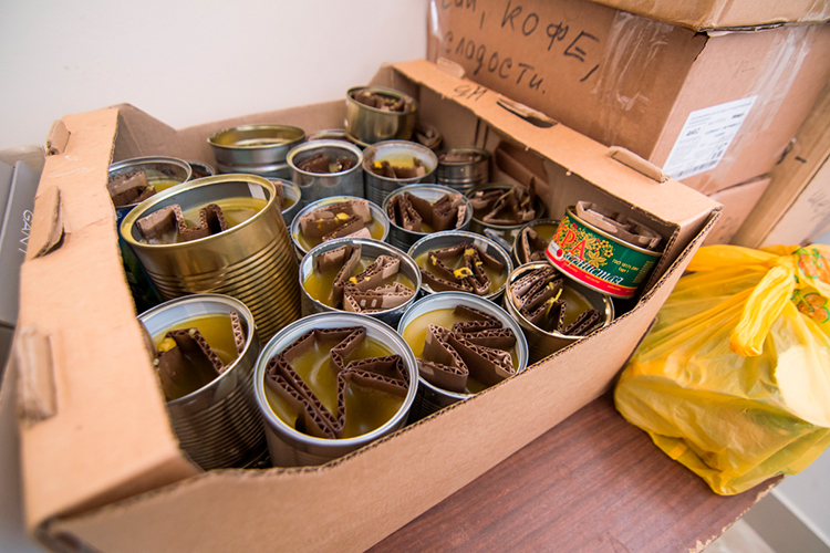 Волонтеры массово стали шить масксети, заливать воском полевые свечи. Начался конвейер, который сейчас есть в каждом населенном пункте республики