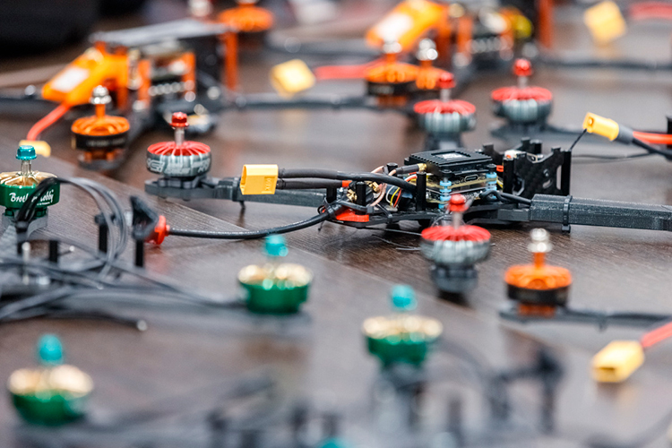 Многие общественные организации в стране на фоне массового «явления» беспилотников встали на производственные рельсы их изготовления