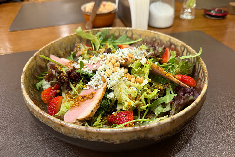 Салат с уткой и клубникой