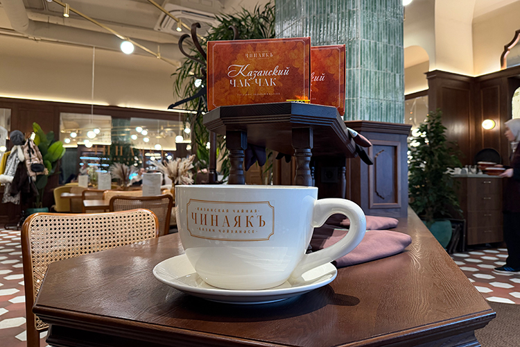 Столы на четверых &mdash; удобно для компании и легко сдвигаются, если компания выросла