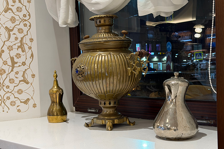 Стены украшены растительным татарским орнаментом, подоконники &mdash; старинным самоваром и чайниками