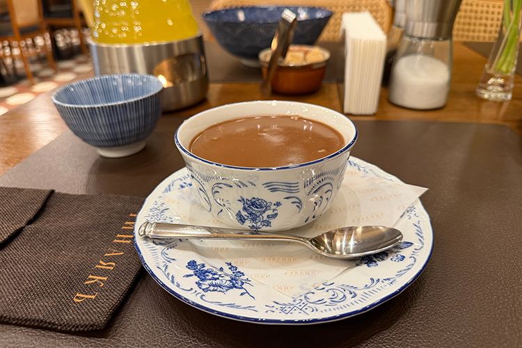 Единственное, что омрачает &mdash; ждали без малого час. В качестве извинений вынесли «птичье молоко», &mdash; пиалу с ванильным муссом под шоколадным кремом