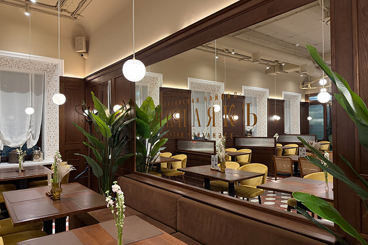 На фоне играет что-то нейтральное, современное, без намека на татарский колорит