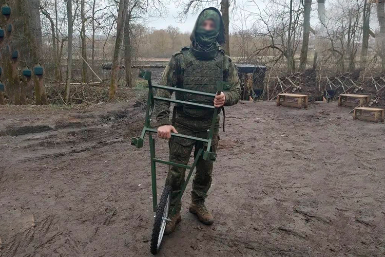 На моноколесных носилках можно маневрировать и лавировать между деревьями