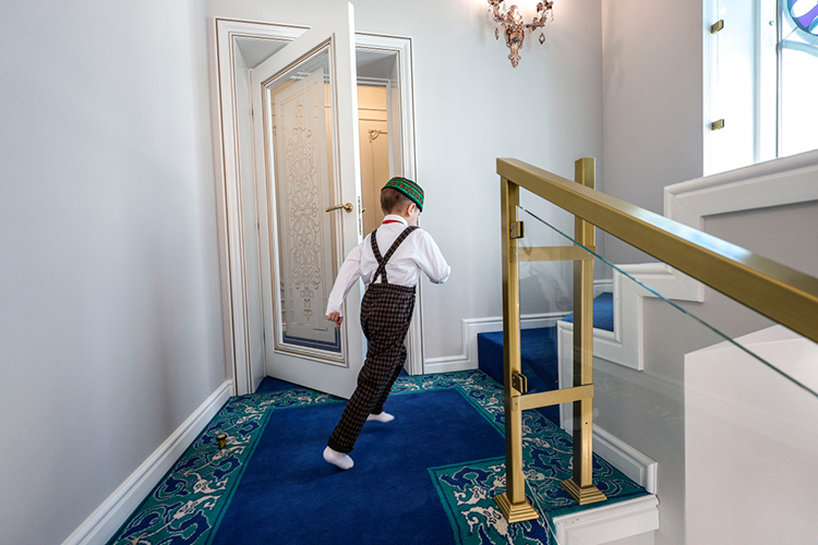 «Так определился формат всей продукции «Алифа»: приключенческие рассказы для детей, в которые ненавязчиво вплетены аяты из священного текста, нравственные ценности &mdash; не воровать, не врать, уважать старших, помогать ближним и т. д.»