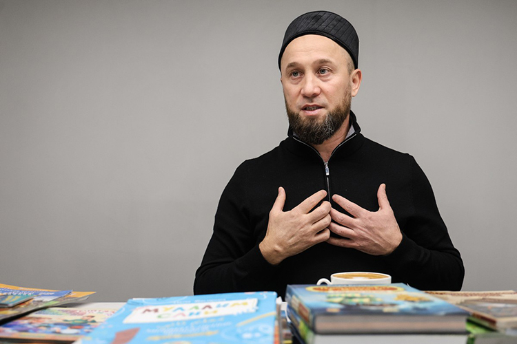 «Я ходил по торговому центру без настроения, и тут мне позвонил человек, которому я когда-то помог с работой. Он подъезжает, дает пачку денег и говорит: «Мне неважно, что ты с ними будешь делать. Вижу &mdash; благим делом занимаешься. Через год я начну строить дом. Через год и вернешь»