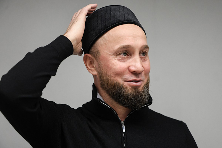 «Помню, денег не было на гостиницу, я ночевал на заднем сиденье машины. В ней, можно сказать, жил»