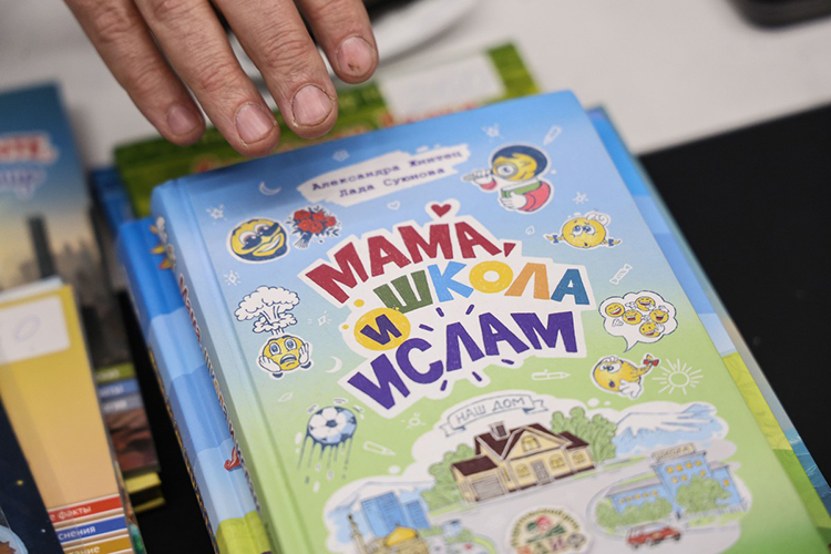 «Все книги я проверяю на своих детях &mdash; у меня их 10. Если им зашло, они с удовольствием слушают и что-то запоминают, значит, книга готова. Если скучная, то переделываем»