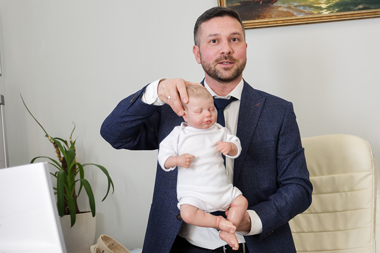 «Сразу после родов очень важно показать ребенка остеопату. Во время рождения его шея и подзатылочная зона испытывают сильнейшее напряжение»