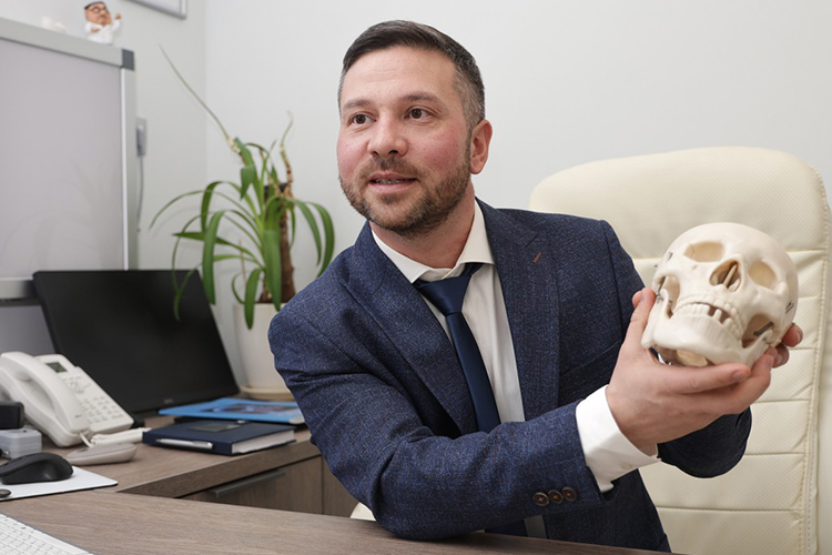 «Мы обращаем внимание не только на то, где болит &mdash; шея, спина, ноги, а смотрим на всю картину в целом: какие факторы в теле могли привести к тому, что образовалась данная проблема»