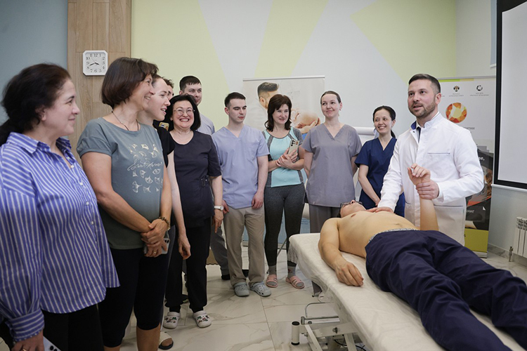 «Сейчас в клинике работают 10 врачей-остеопатов, а также психотерапевт, психолог и инструктор по абилитации дыхания»