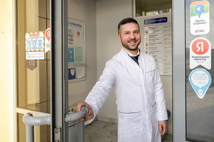 «Мое хобби &mdash; это саморазвитие в моей профессии. Жена иногда даже ругает, говорит, что нужно разгружать голову, но я даже в отпуск беру с собой профильные книги»