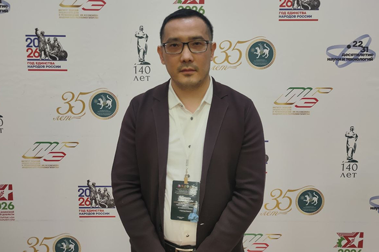 Курмет Бажикеев изучает связи Тукая с Казахстаном. По его словам, около 13 лет жизни поэта &mdash; с 1894 по 1907 год &mdash; прошли в Уральске, куда он попал после скитаний по приемным семьям к купцу Галиаскару Усмановуу