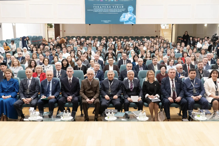 Одним из первых событий в республиканском плане мероприятий стала всероссийская научная конференция с экзотическим названием «Габдулла Тукай: коммеморативная практика в контексте государственной политики и общественных инициатив»