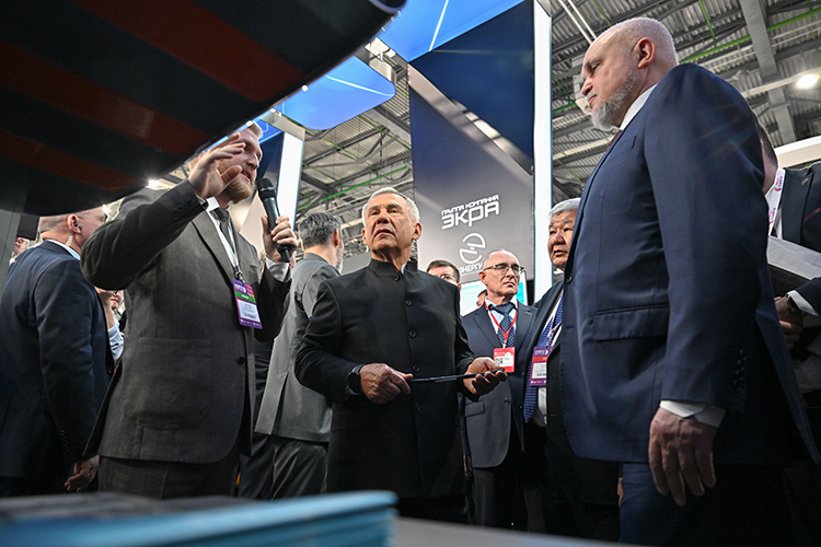 Делегация сперва ознакомилась с экспонатами выставки