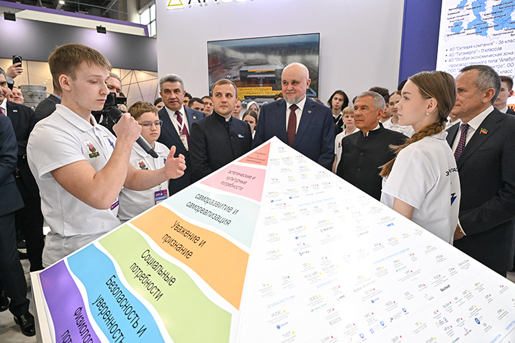 На стенде Казанского энергетического университета гостей завлекали пирамидой потребностей Маслоу и собственными разработками