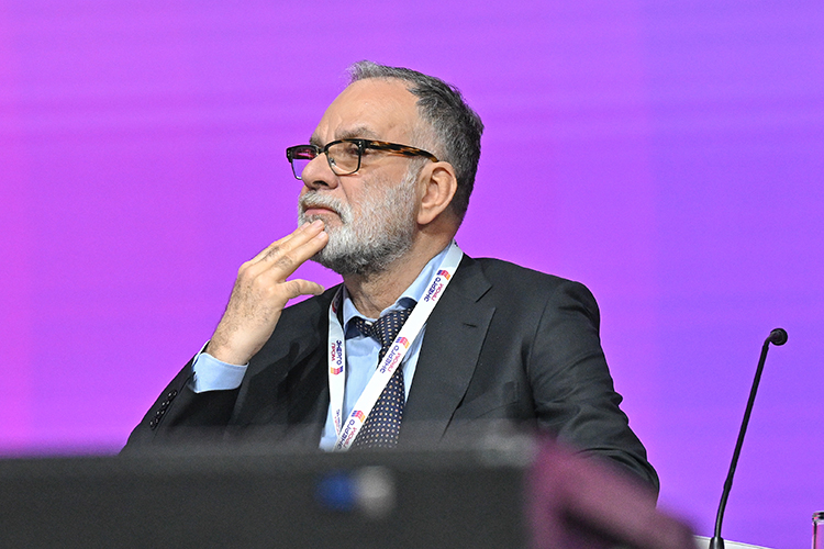 Максим Быстров: «Золушка выиграла конкуренцию за принца, потому что фея подарила ей туфельки Manolo Blahnik и платье от Chanel. «У нас феи нет, поэтому нам придется работать»