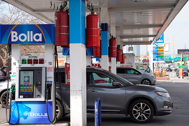 «Бензин подорожал в среднем на 30%. Трамп срочно заявил, что американцы покинут Иран в течение двух-трех недель. Любопытно, что это заявление немедленно сбросило цену на нефть почти на $20 за бочку»