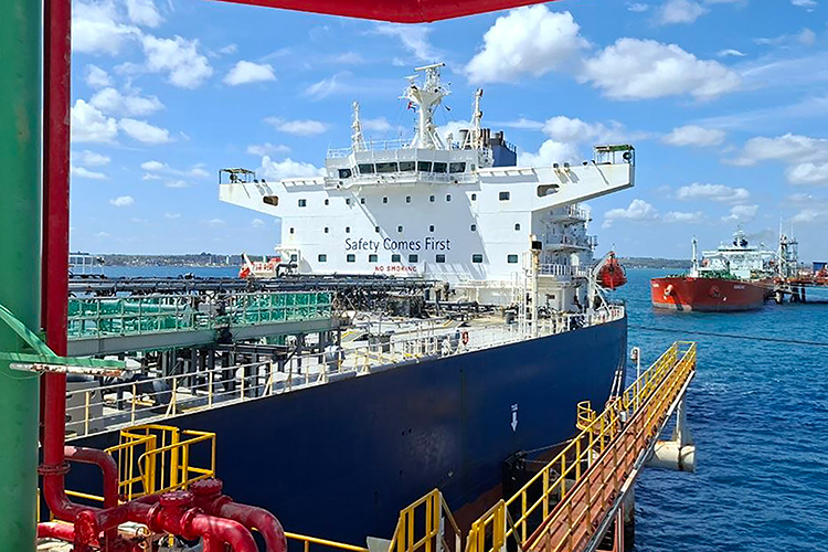 Танкер «Анатолий Колодкин» в порту Кубы