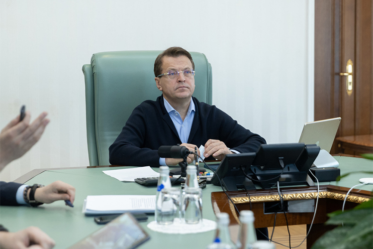 Мэру Казани Ильсуру Метшину презентовали проект трех понтонов на Кремлевской набережной