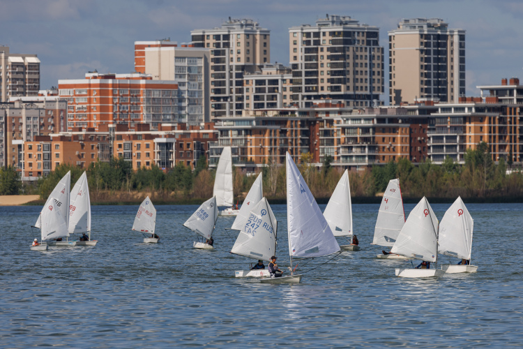 «Приезжают туристы &mdash; о наших красивых парусных лодках они не знают. Яхты &mdash; это, во-первых, красиво, во-вторых, это большая сфера дополнительного трудоустройства для людей, то есть сфера обслуживания судов»