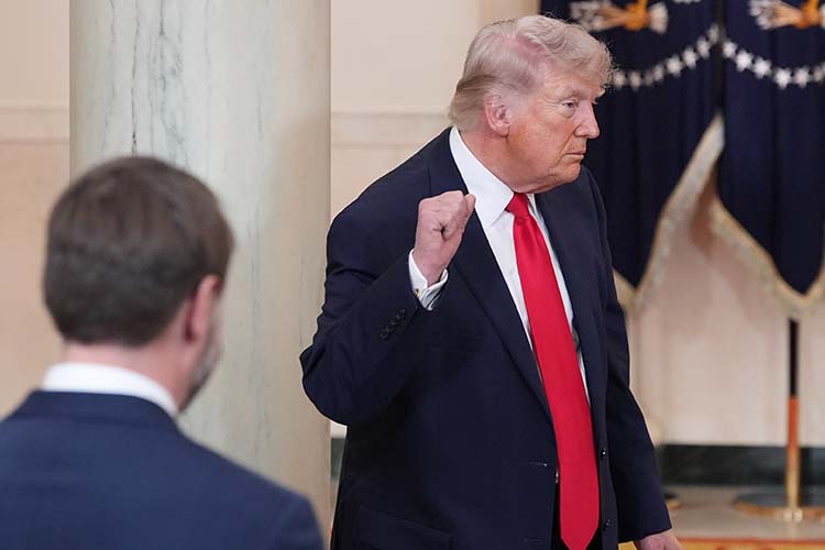 Трамп грозит ударами по электростанциям, Иран готовит кладбище для американских солдат