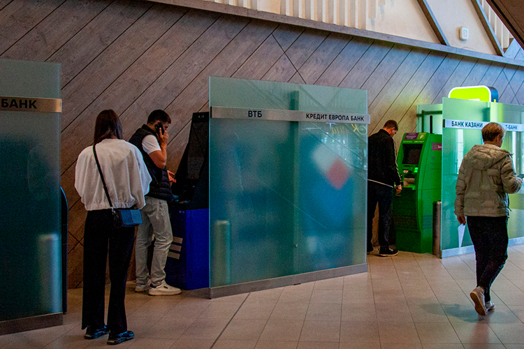 Горожан, пожелавших снять наличные в банкомате, сегодня встречала надпись: «Сбой в работе банкомата»
