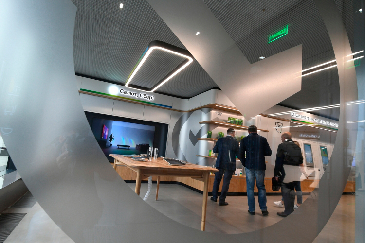 Пользователи не могли совершать переводы между счетами или проводить платежи. Жалобы поступали в основном из Москвы и Санкт-Петербурга с пиком обращений в полдень