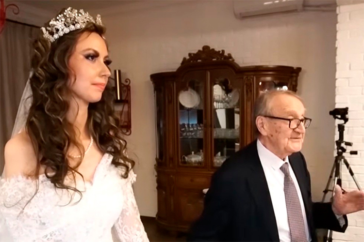 Роальд Сагдеев в прошлом месяце сыграл свадьбу в Баку со своей возлюбленной Еленой Поповой