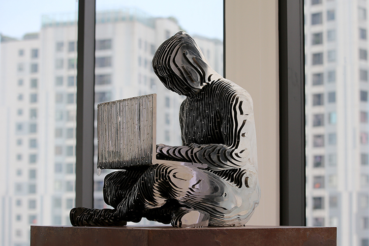 Как стало известно «БИЗНЕС Online», одна из легендарных 350-килограммовых «исчезающих» статуй в честь основателя биткоина Сатоши Накамото две недели назад была перевезена из Лондона в столицу РТ