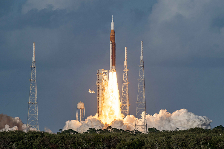 Это первая пилотируемая миссия к спутнику Земли с 1972 года: экипаж совершит 10-дневный облет Луны без высадки на ее поверхность