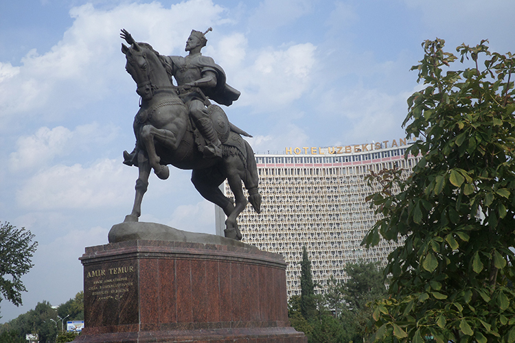 Памятник Амиру Тимуру в Ташкенте
