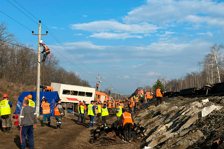 Первое, что замечаешь, &mdash; повезло, что склон со стороны падения невысокий, поэтому вагоны ненамного ушли вниз. Упади они на другую сторону &mdash; лететь было бы дальше