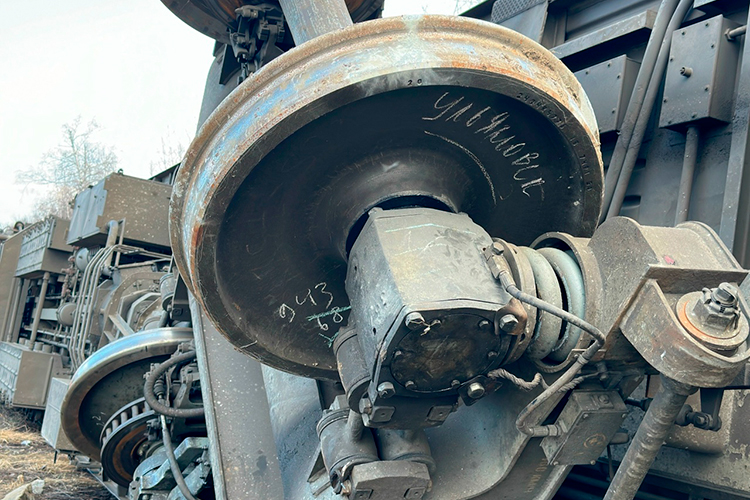 Поезд буквально повалился набок