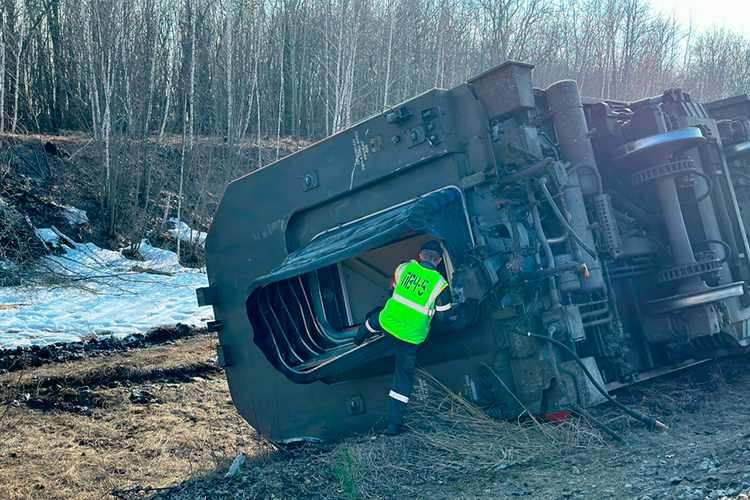 По официальным данным, в составе поезда было 8 вагонов, в которых ехали 412 пассажиров. Среди них &mdash; 60 детей из Челябинской области, возвращавшихся с соревнований