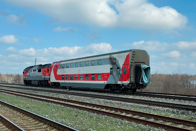 «У новеньких двухэтажных вагонов судьба незавидная. «Все эти вагоны &mdash; под списание. Их сейчас будут за крышу бульдозером поднимать, с другой стороны &mdash; краном тянуть. А после этого его только на куски разбирать»