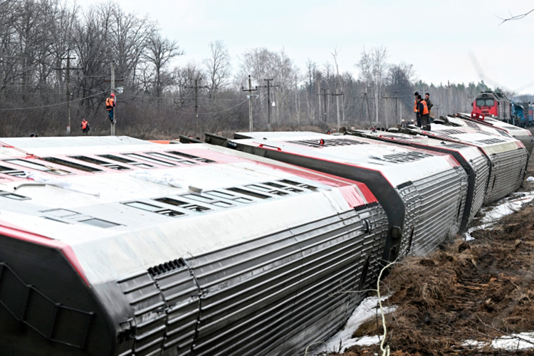 «Представь, сколько сейчас бетонные шпалы будут тянуть»: репортаж с места крушения поезда под Ульяновском