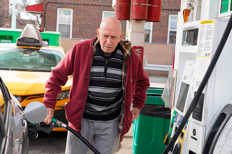 «Для Америки это запредельно высокие цены, американцы в шоке &mdash; до такой степени, что люди фотографируются на фоне автозаправок: дескать, когда в январе я проходил мимо заправки, ценник равнялся 1.90 долларов, а сейчас это 3,70»