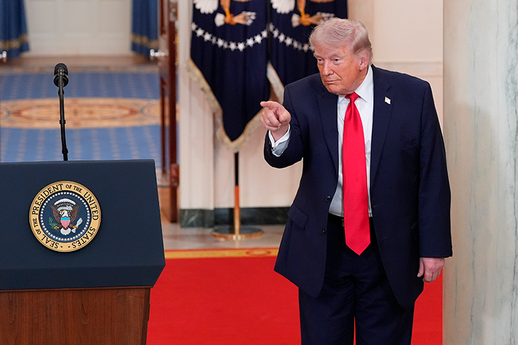 «45-й и 47-й президент США &mdash; это человек, который создает хаос в информационном пространстве. И, наверное, он создает такой же хаос в управленческом пространстве, чтобы четко и быстро, как застройщик, возводить свое здание»